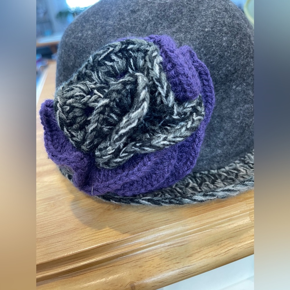 Madison 88 Wool Black & Gray Fedora Cloche Hat w/ purple flower - Picture 3 of 12